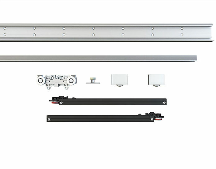 Divers composants d'un système d'éclairage sur rail disposés sur un fond blanc.