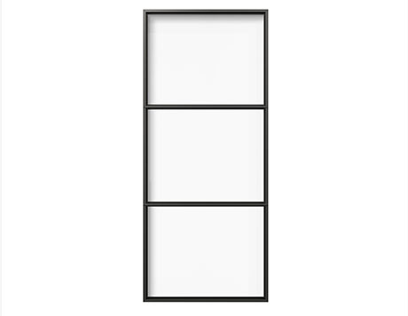 Fenêtre verticale à trois panneaux avec cadres noirs.