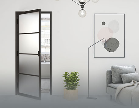 En modern vardagsrumshörna med öppen dörr, en golvlampa, ett inramat abstrakt konstverk på väggen, en krukväxt och en grå soffa med en kudde.