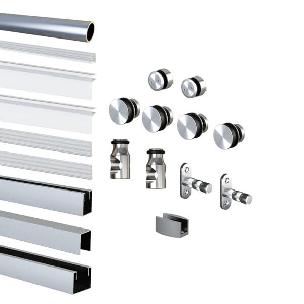 Assortimento di bastoni per tende e pinnacoli esposti su uno sfondo bianco.