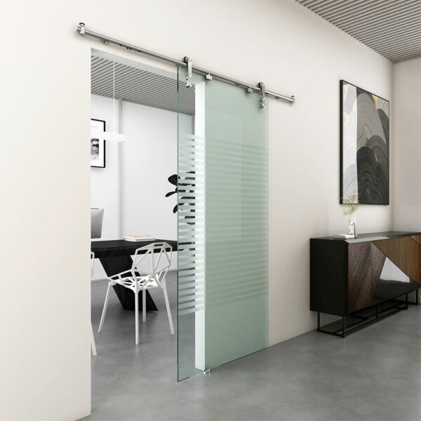 Bureau moderne avec porte coulissante en verre dépoli, mobilier minimaliste et art mural abstrait.