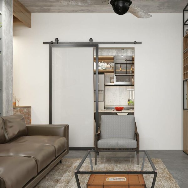 Modernt vardagsrum med skjutbar ladugårdsdörr, brun soffa, soffbord i glas och utsikt mot ett kök.