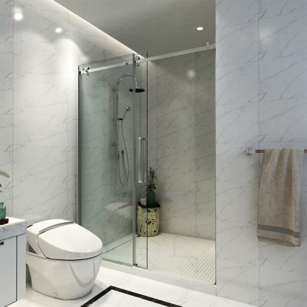Moderne badkamer met marmeren wanden voorzien van een Serenity glazen douchedeur, met roestvrijstalen hardware, frameloos, een wandtoilet en een handdoek die aan een stang hangt.