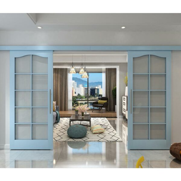 Salon moderne avec quincaillerie de porte coulissante en bois avec revêtement en MDF naturel bleu clair, mobilier élégant, tapis géométrique et vue sur le paysage urbain à travers de grandes fenêtres.