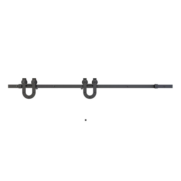 Eine horizontale schwarze Gardinenstange mit zwei angebrachten Montagehalterungen und Ringen, entworfen als Ergänzung zur Innenbeschlägen für Schiebetüren im Scheunenstil, U-Form, Doppelrolle, isoliert auf weißem Hintergrund.