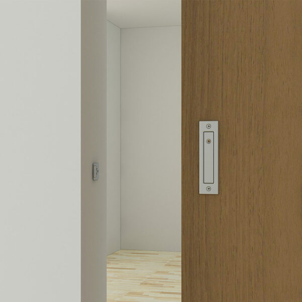 Gedeeltelijk open houten deur die een lege kamer onthult met witte muren en een houten vloer.