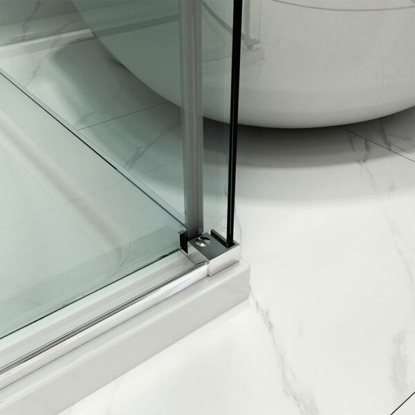 Minimalistisch modern interieurdetail dat de kruising van glazen panelen en marmeren vloeren benadrukt.