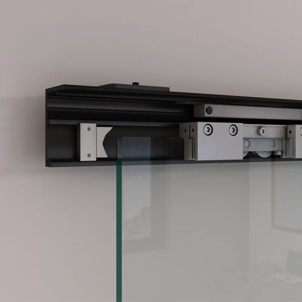 Seitenansicht eines modernen schwarzen Schienensystems für Glasschiebetüren aus Aluminium mit sichtbaren Scharnieren und detaillierter Hardware, montiert an einer hellgrauen Wand.