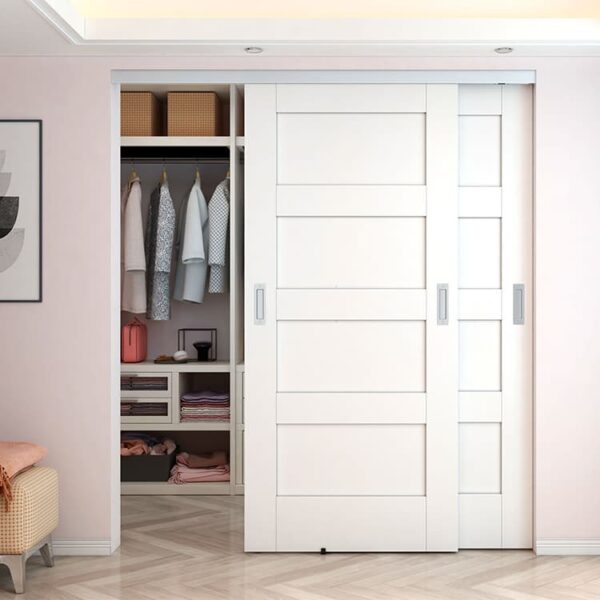 Un armadio moderno e spazioso con ferramenta per ante scorrevoli, parzialmente aperto per rivelare vestiti e accessori ben disposti all'interno di una camera da letto ordinata.