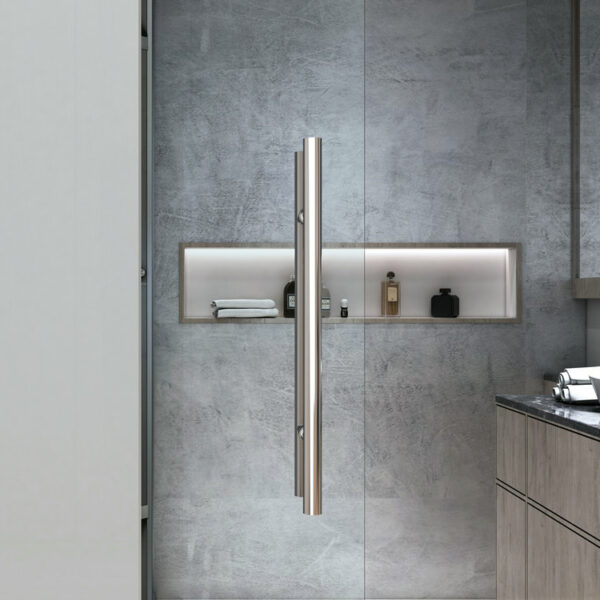 Modernes Badezimmer mit einem hohen, schmalen Spiegelschrank in einer grau strukturierten Wand, einem Glasschiebetürsystem mit Aluminiumschiene und ohne Aluminiumabdeckung sowie einem eingebauten Regal mit Toilettenartikeln.