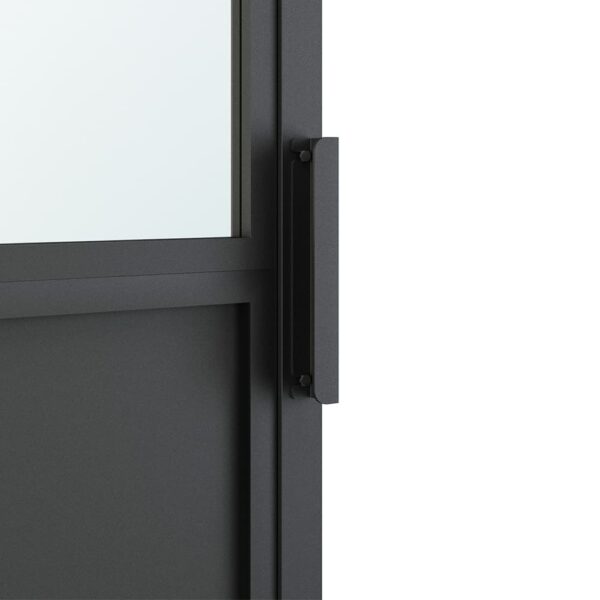 Nahaufnahme einer Scheunentür aus schwarzem Glas mit sichtbarem Scharnier und klarem Glas vor grauem Hintergrund.