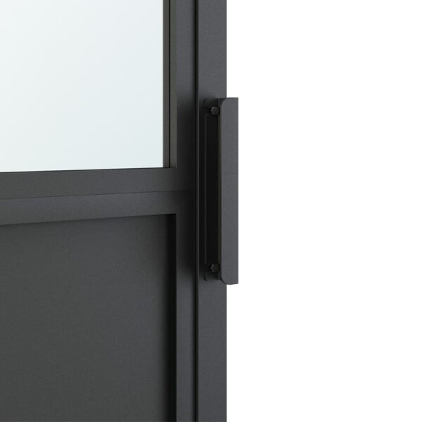 Close-up van een 32 inch staldeur met matglas, industriële stijl, 3 lites, met schopplank, zwart stalen frame, hoek van een raam met een zichtbaar scharnier, afgezet tegen een grijze achtergrond met matglas.