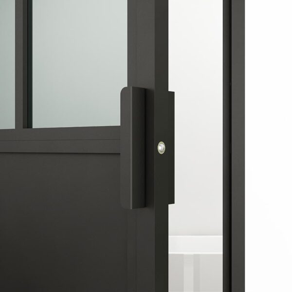 Närbild av ett modernt svart dörrhandtag på en glasdörr.