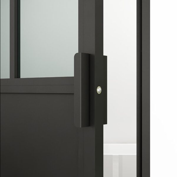 Una vista ravvicinata di una moderna maniglia nera su una porta in acciaio con vetro, stile loft, 4 letti, porta a battente con serratura argentata, su uno sfondo neutro.