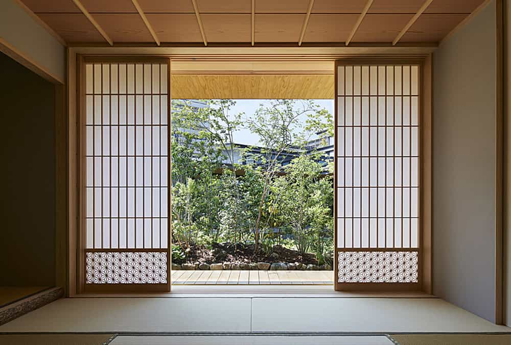 Primer plano de la ventana shoji con marco de madera del suelo de