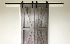 ¿Cuál es la abertura aproximada de una puerta de granero?