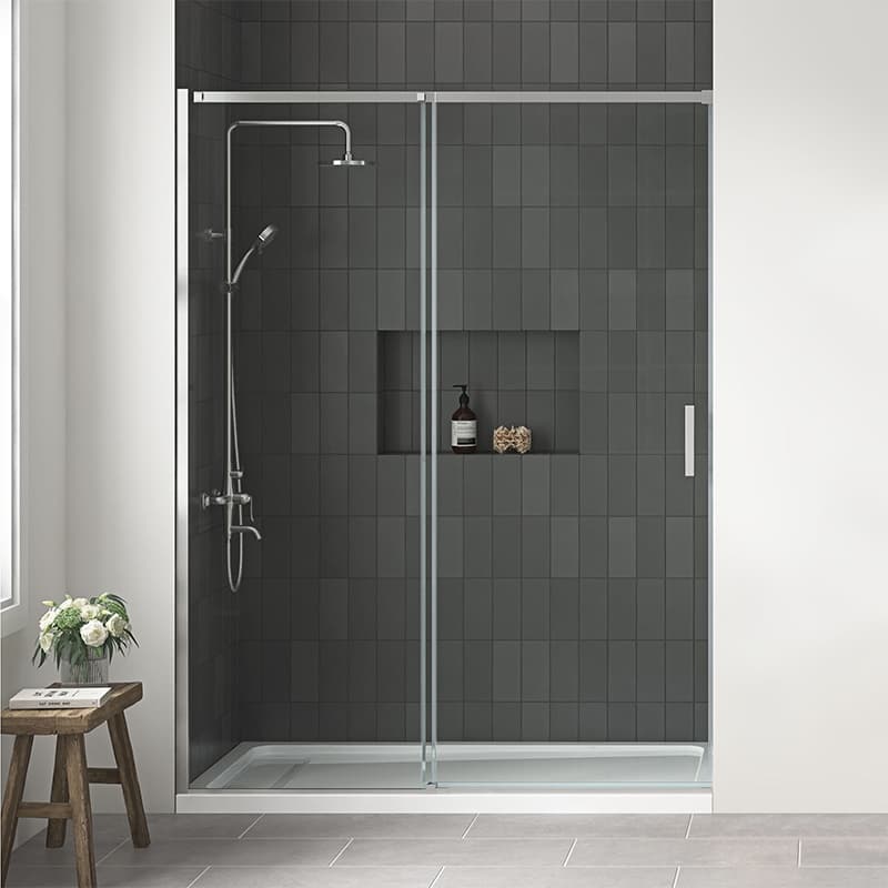 Bagno moderno con un'elegante cabina doccia piastrellata nera, porte in vetro, soffione argentato e mensola integrata.