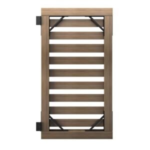 Dřevěná brána s horizontálními lamelami a černými kovovými konzolami je zobrazena na bílém pozadí a předvádí řemeslné zpracování Heavy Duty Gate.