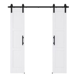 Uși de hambar glisante cu mânere negre și șină metalică, design elegant, care economisește spațiu pentru uz interior.