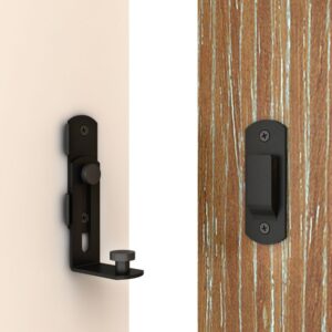 Бяла врата с матово черно Premium Sliding Barn Door Privacy Lock и антикорозионна предпазна плоча върху дървен панел.