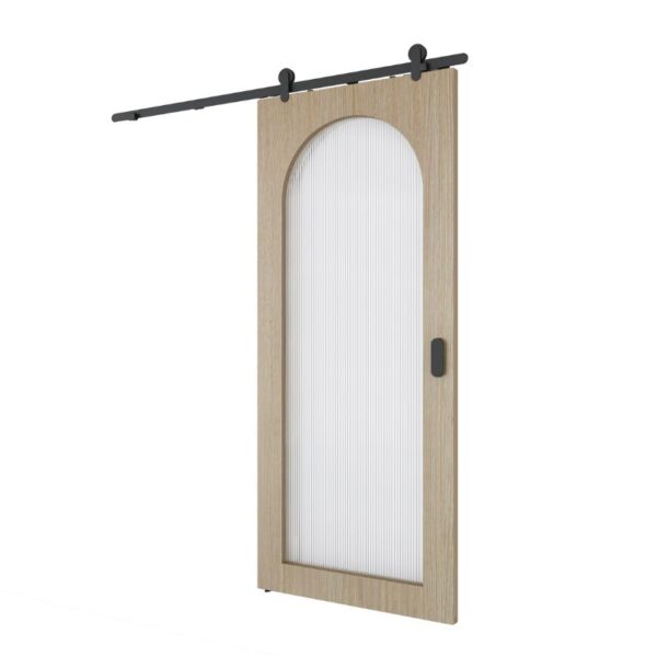 L'ensemble de porte de grange en chêne blanc comprend un insert en verre, glisse en douceur sur son rail noir et allie charme rustique et élégance moderne.