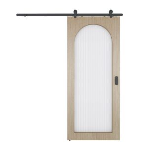 Setul de uși de hambar de stejar alb include o ușă durabilă cu o inserție de sticlă arcuită, montată pe o șină elegantă de metal negru.