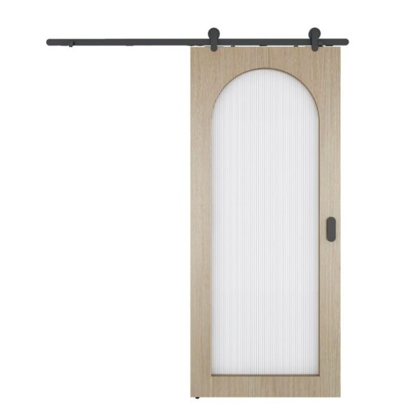 L'ensemble de porte de grange en chêne blanc comprend une porte durable avec un insert en verre arqué, monté sur un rail en métal noir élégant.