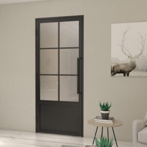 Una puerta batiente de vidrio de acero negro mate con paneles esmerilados agrega elegancia a una habitación neutral, complementada con arte de ciervos y una mesa cubierta de plantas.