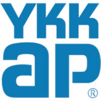 Logo YKK AP bleu en lettres majuscules en gras empilées sur blanc ; représente un fabricant de portes de premier plan.
