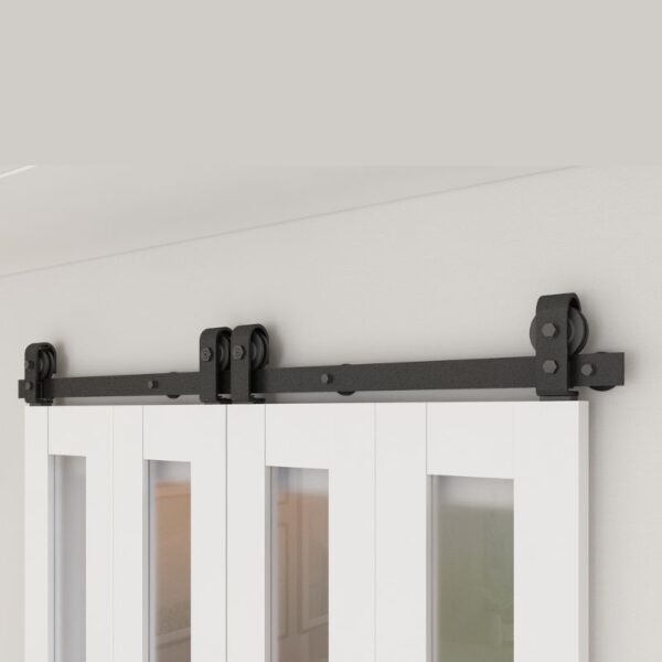 Ușă de hambar pliantă de 48"x84" cu panouri mate, rezistente la apă și zgârieturi, alunecă ușor pe o șină metalică neagră.