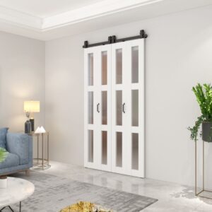 Ușă de hambar din sticlă mată, impermeabilă și rezistentă la zgârieturi, de 122x218 cm, într-un living modern, cu canapea gri și decor.