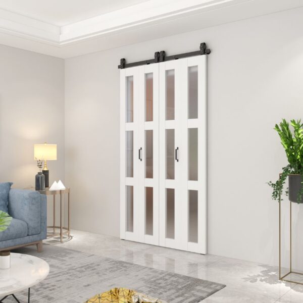 Ușă de hambar din sticlă mată, impermeabilă și rezistentă la zgârieturi, de 122x218 cm, într-un living modern, cu canapea gri și decor.