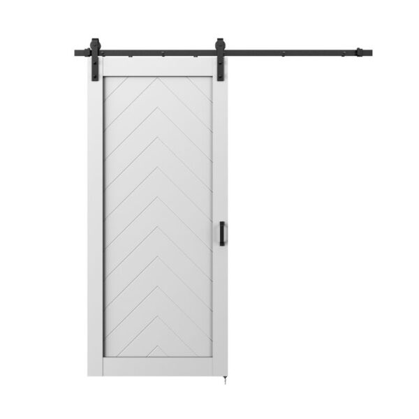 Eleganckie drzwi do stodoły o wymiarach 37"x84" ze wzorem w jodełkę i czarnymi przesuwnymi okuciami, izolowane na białym tle.