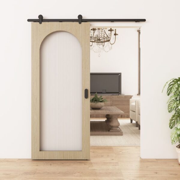 Une porte de grange en bois clair avec du verre dépoli arqué ajoute de la profondeur et de l'intérêt au design texturé d'un salon.