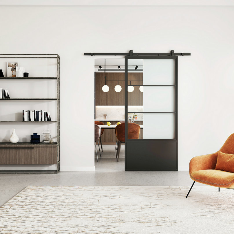Un salon moderne avec des portes vitrées, une bibliothèque ouverte et des chaises orange utilise la texture et la lumière pour plus de profondeur.
