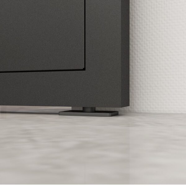 Prim-plan al unui picior de dulap negru pe faianță, lângă un perete alb, completând un kit modern de ușă de hambar pliantă de 48x84 in.
