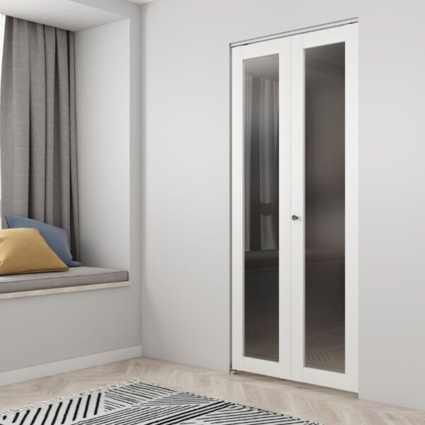 O ușă pliantă din sticlă albă mată (91x203 cm) cu accesorii este instalată într-o cameră modernă cu pereți deschiși la culoare și podele din lemn.