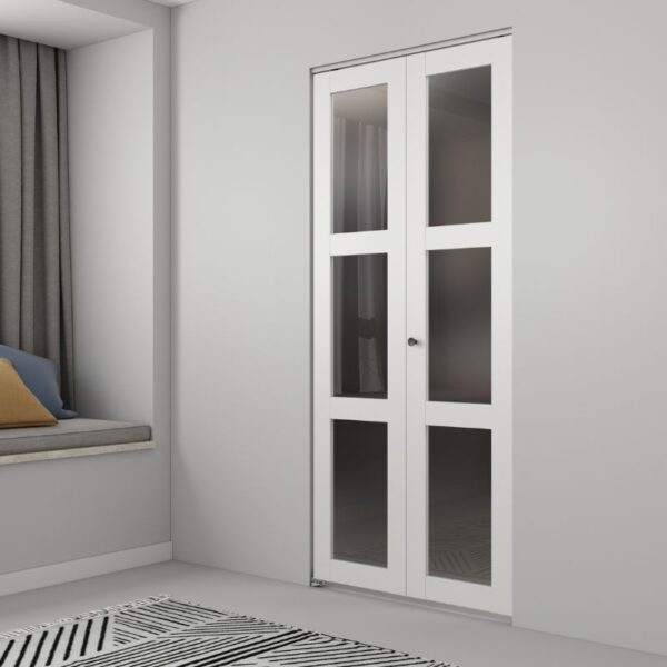 O ușă pliantă din sticlă mată cu 3 uși, de 91x203 cm, este instalată într-o cameră modernă gri, cu un loc la fereastră.
