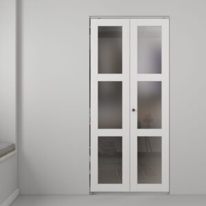 O ușă pliantă de 91x203 cm cu 3 geamuri de sticlă mată este amplasată într-un perete gri, cu o bancă mică în stânga.