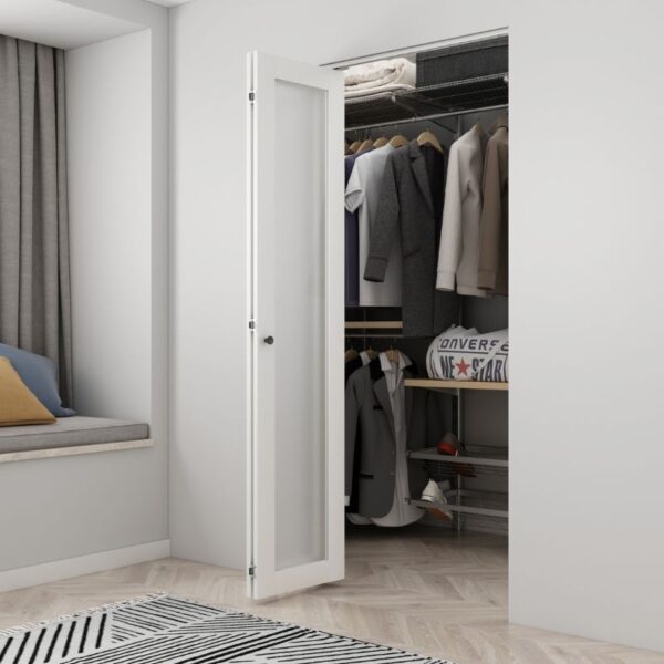 O ușă pliantă albă mată de 91x203 cm, cu accesorii, se deschide către un dulap organizat, lângă un scaun capitonat la fereastră.