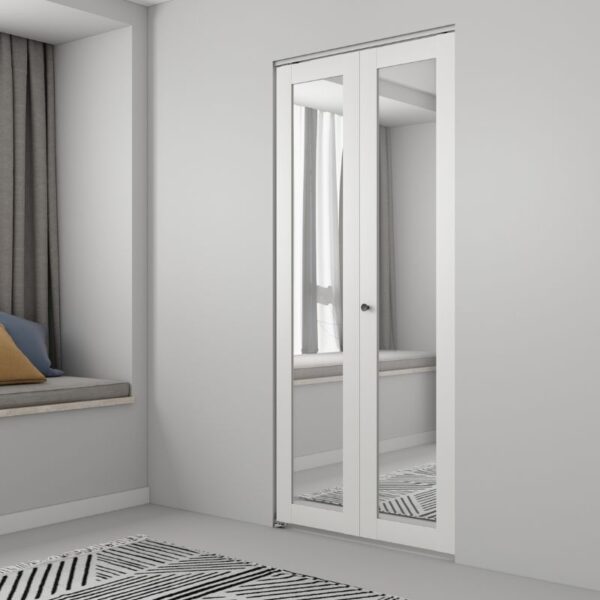 Kitul de uși pliante cu oglindă adaugă stil și luminozitate acestei camere minimaliste, cu pereți gri și un loc confortabil la fereastră.