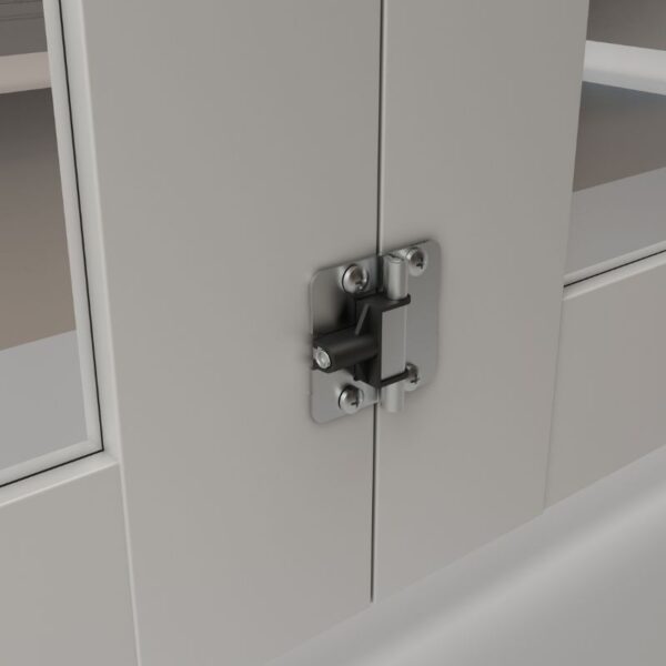 Prim-plan al unei balamale metalice pe o ușă pliantă de culoare deschisă, cu oglindă și miez solid din MDF.