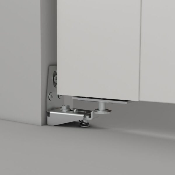 Prim-plan al unei balamale metalice în colțul de jos al unei uși pliante din MDF cu oglindă, instalată la joncțiunea unui perete de dulap.