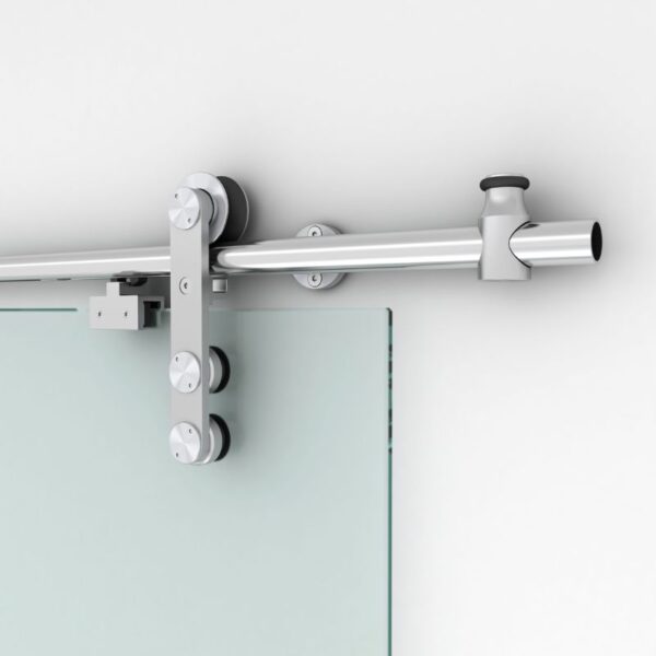 Prim-plan al unei uși glisante din sticlă mată cu feronerie din oțel inoxidabil - perfectă pentru un interior elegant și modern.