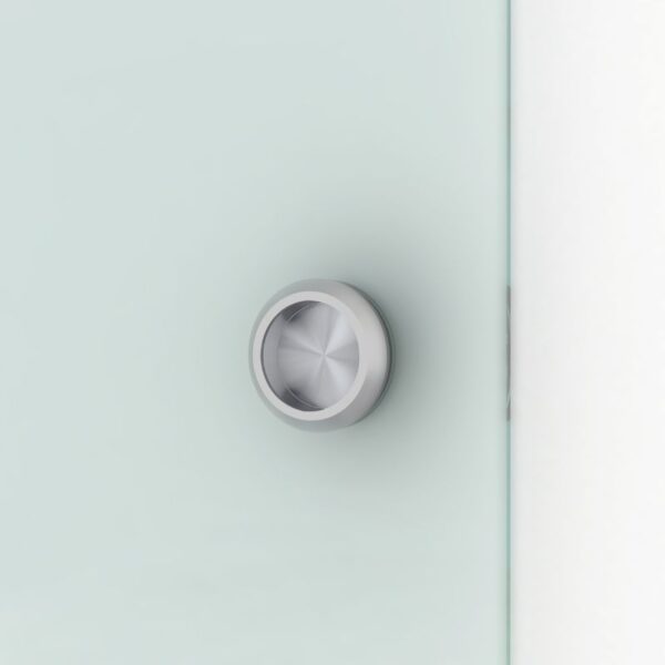 Prim-plan al unei uși glisante din sticlă mată, cu feronerie din inox satinat și buton rotund, așezată pe un perete alb.