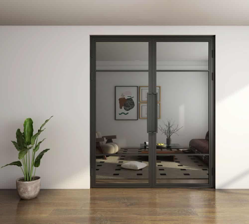 Las puertas de vidrio con marco de metal se abren a una moderna sala de estar con sofá, mesa de café, arte, plantas y piso de madera.