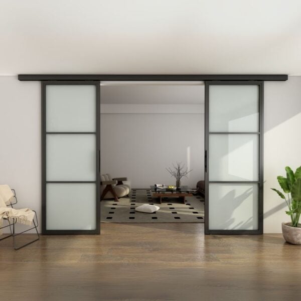Salon moderne avec double porte coulissante en verre à cadre en acier, plancher en bois, chaise, plante ; commandes en gros disponibles.