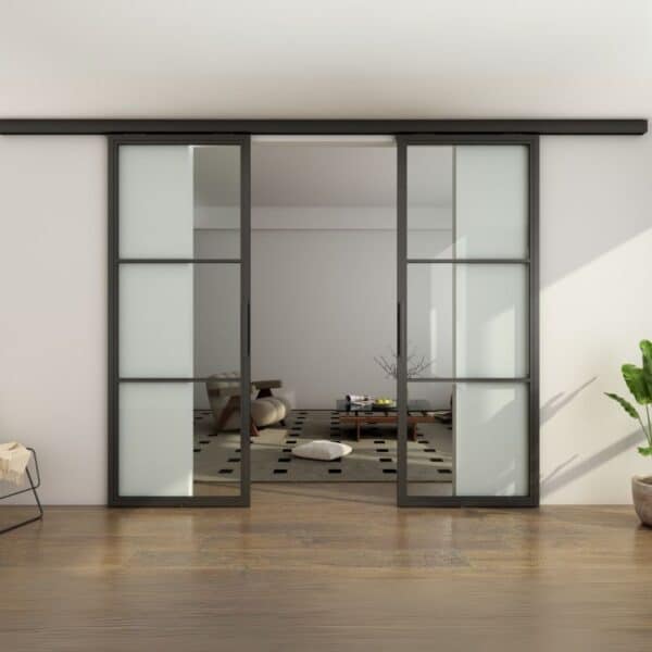 Salon minimaliste et moderne avec élégante porte de grange vitrée et quincaillerie. Commandes sur mesure et en gros disponibles.