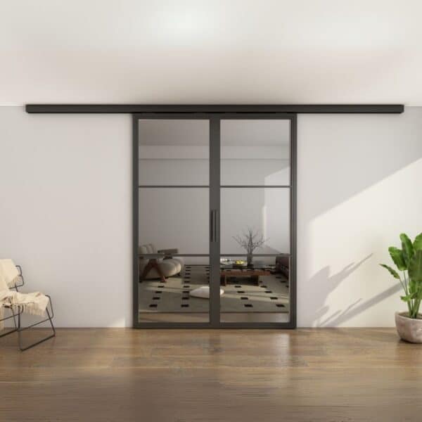 Porte de grange coulissante en verre à double cadre en acier avec kit en aluminium dans une pièce moderne avec parquet et un coin salon minimaliste.