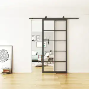 Porta de celeiro moderna com estrutura de aço preto e vidro, com ferragens deslizantes, ideal para separar ambientes internos com estilo.